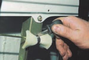 Замена привода замка задней двери автомобилей ВАЗ-2107 и ВАЗ-21047.