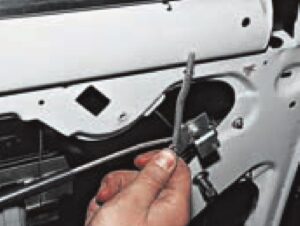 Замена привода замка задней двери автомобилей ВАЗ-2107 и ВАЗ-21047.