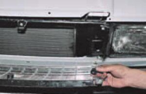 Замена решетки радиатора автомобилей ВАЗ-2107 и ВАЗ-21047.