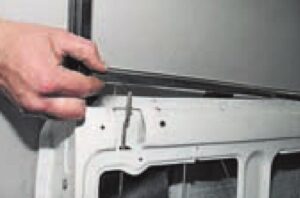 Замена стекла передней двери автомобилей ВАЗ-2107 и ВАЗ-21047.