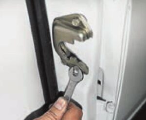 Замена замка передней двери автомобилей ВАЗ-2107 и ВАЗ-21047.