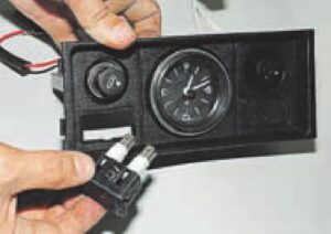 Контрольные приборы и датчики автомобилей ВАЗ-2107, -21047.