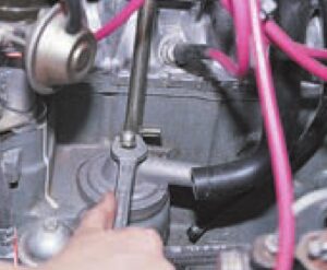 Снятие маслоотделителя системы вентиляции картера. Двигатель автомобилей ВАЗ-2107, -21047.