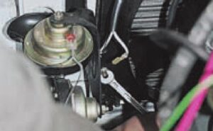 Электровентилятор системы охлаждения двигателя и датчик его включения автомобилей ВАЗ-2107, -21047.